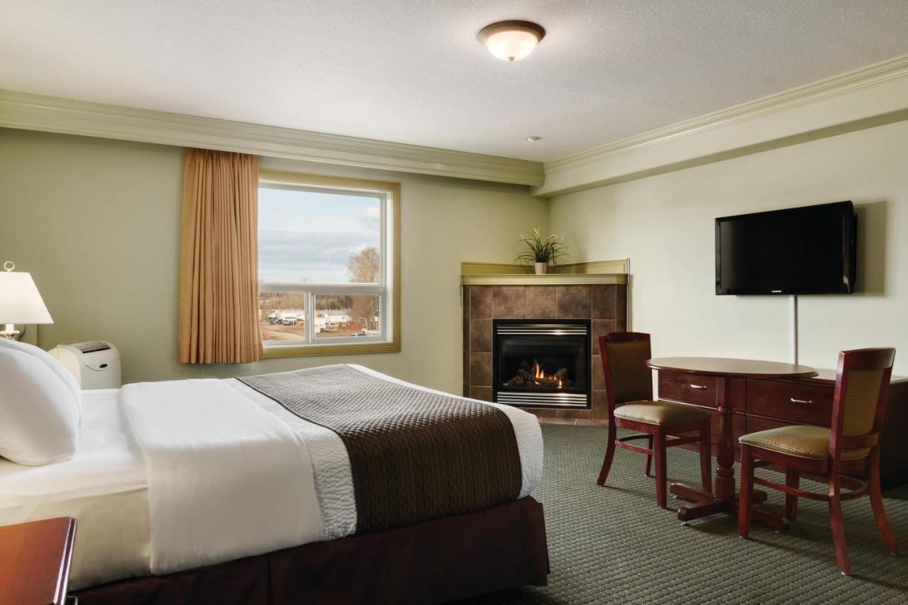 Quality Inn & Suites Whitecourt Extérieur photo