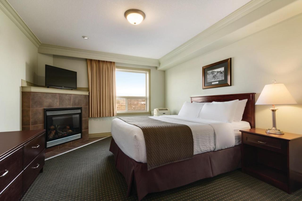 Quality Inn & Suites Whitecourt Extérieur photo