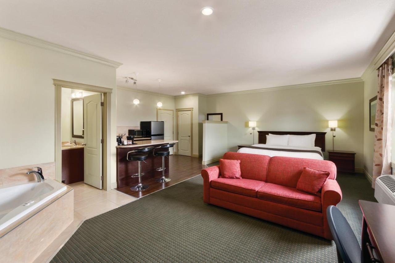 Quality Inn & Suites Whitecourt Extérieur photo