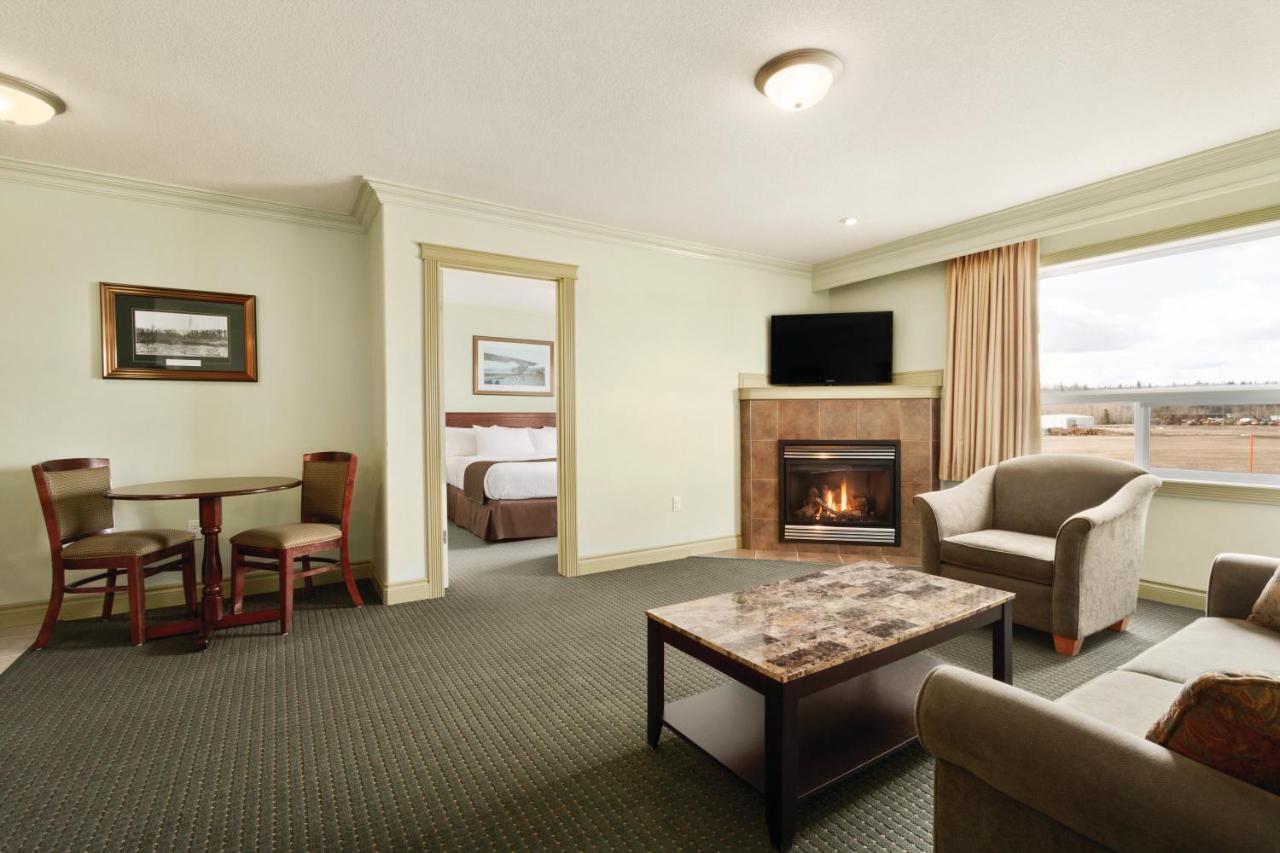 Quality Inn & Suites Whitecourt Extérieur photo