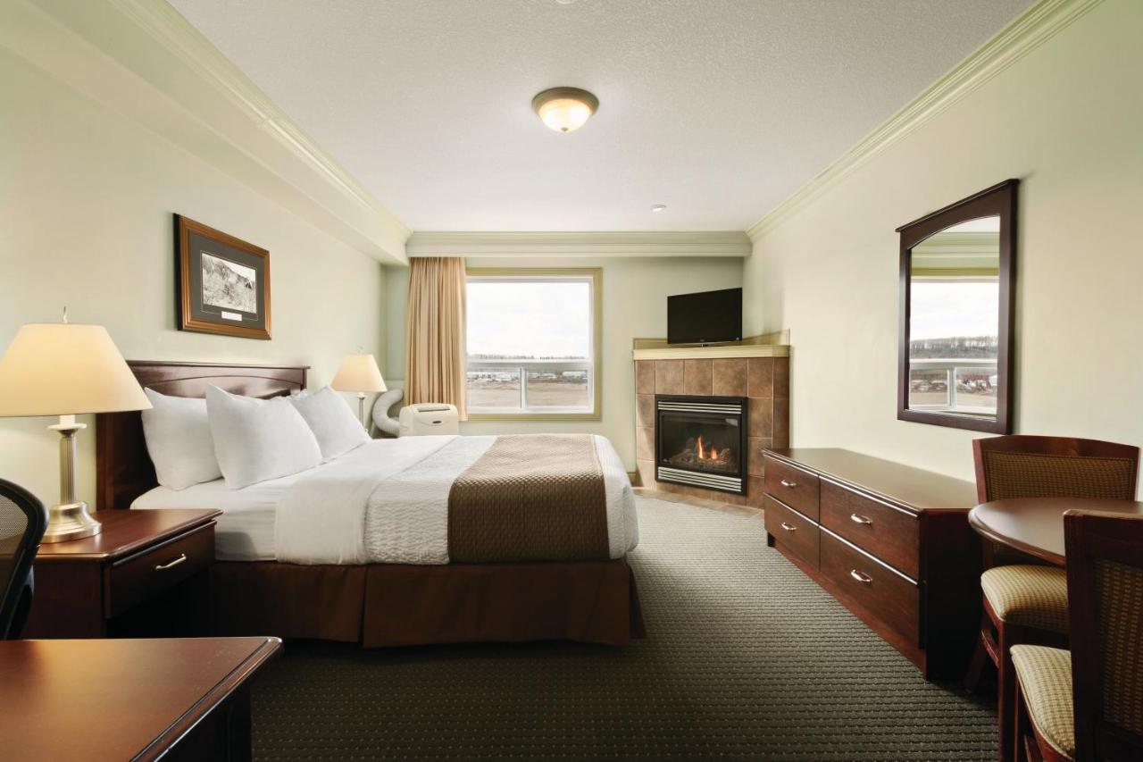Quality Inn & Suites Whitecourt Extérieur photo