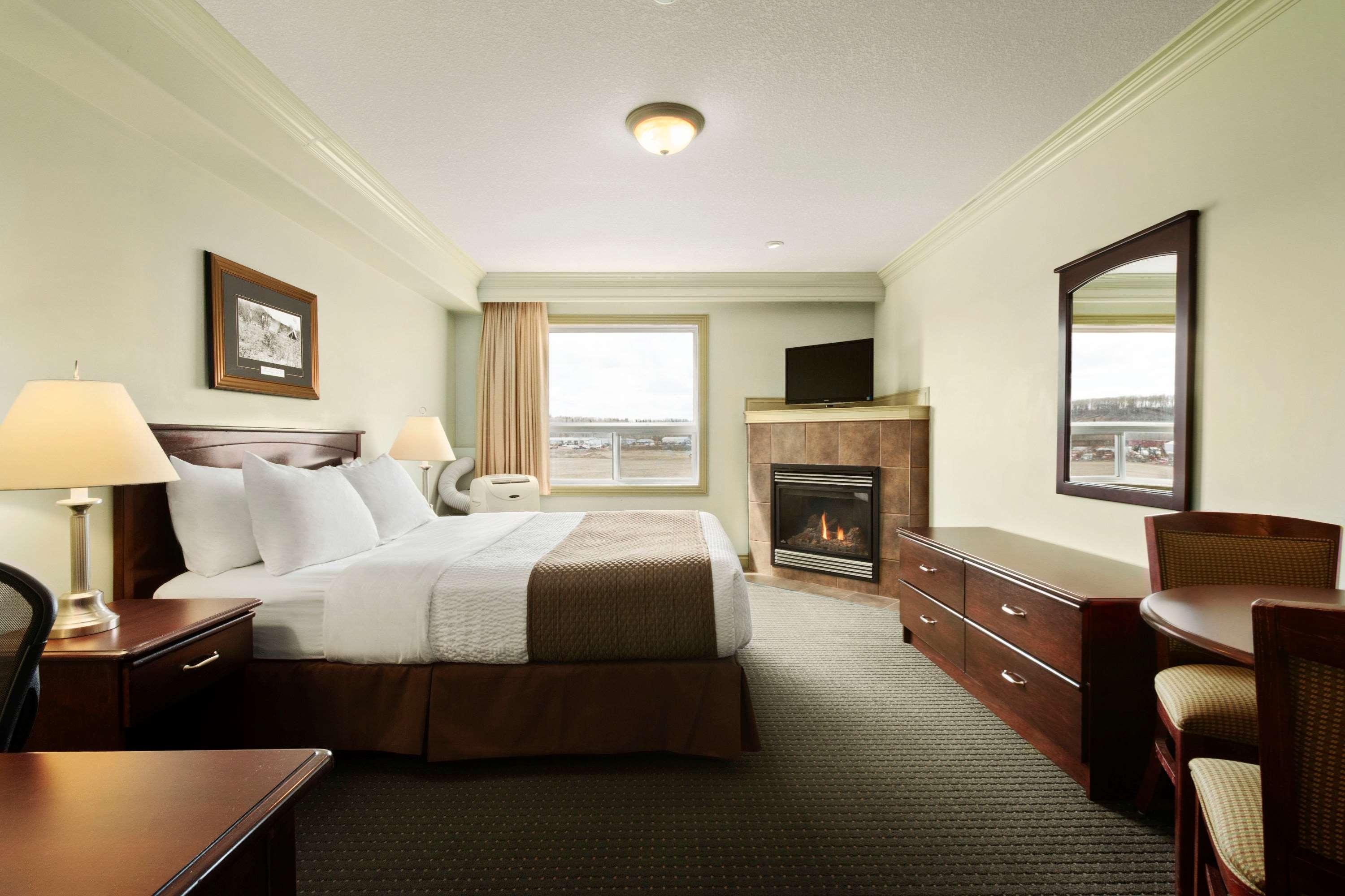 Quality Inn & Suites Whitecourt Extérieur photo