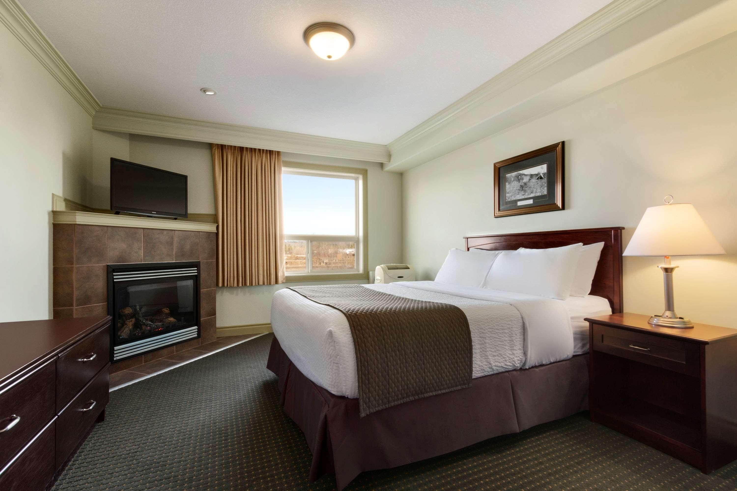 Quality Inn & Suites Whitecourt Extérieur photo