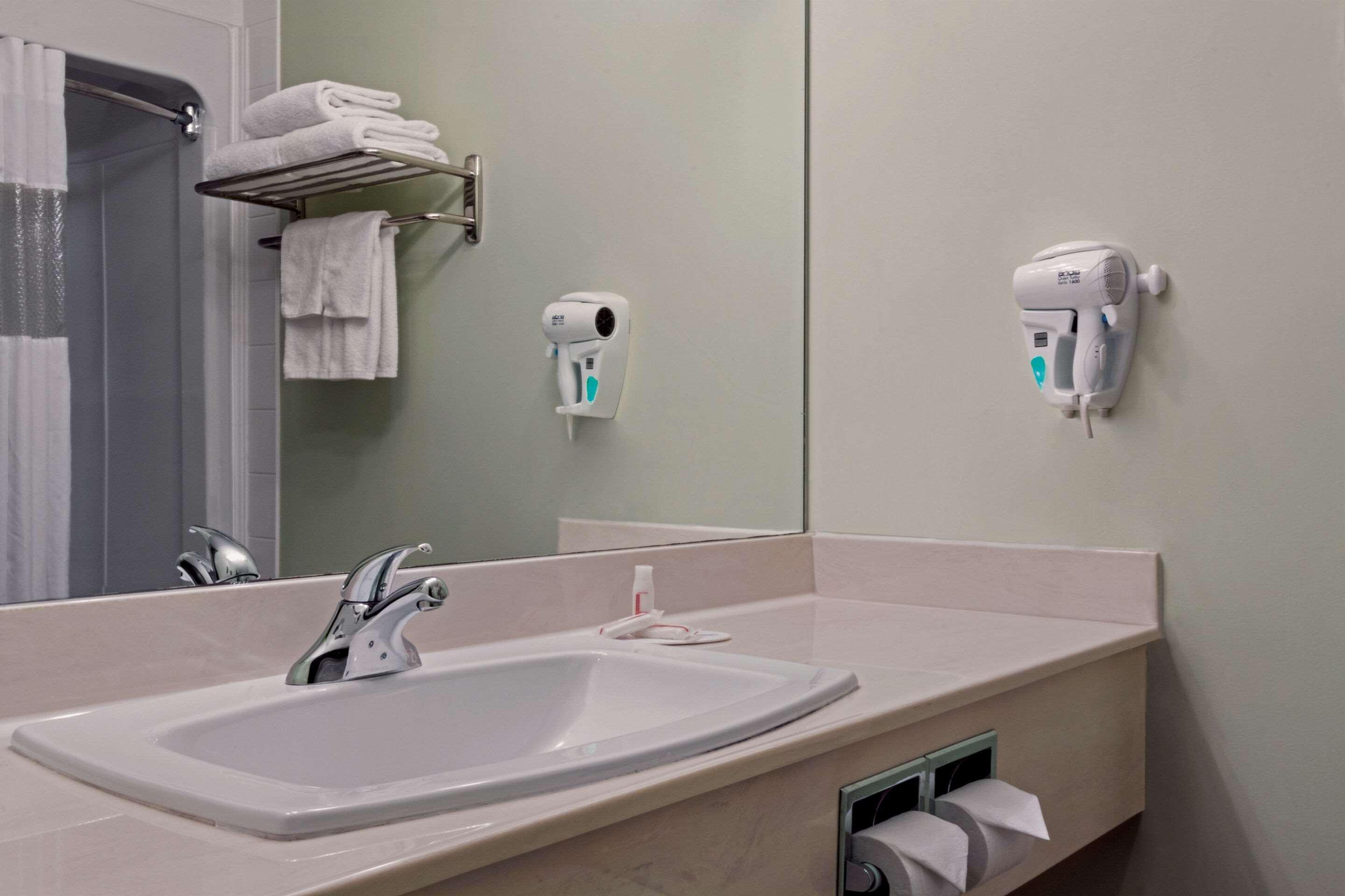 Quality Inn & Suites Whitecourt Extérieur photo