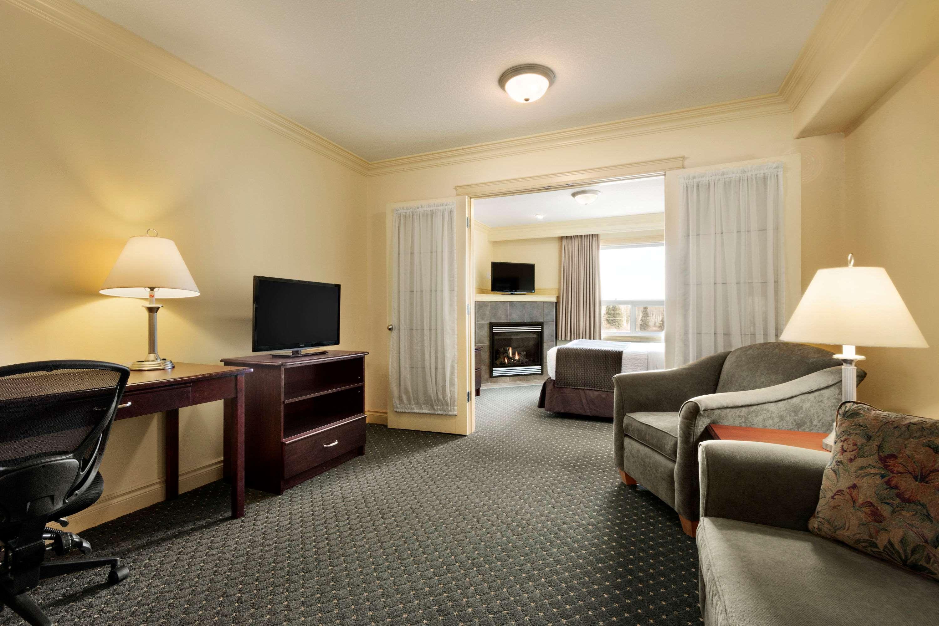 Quality Inn & Suites Whitecourt Extérieur photo