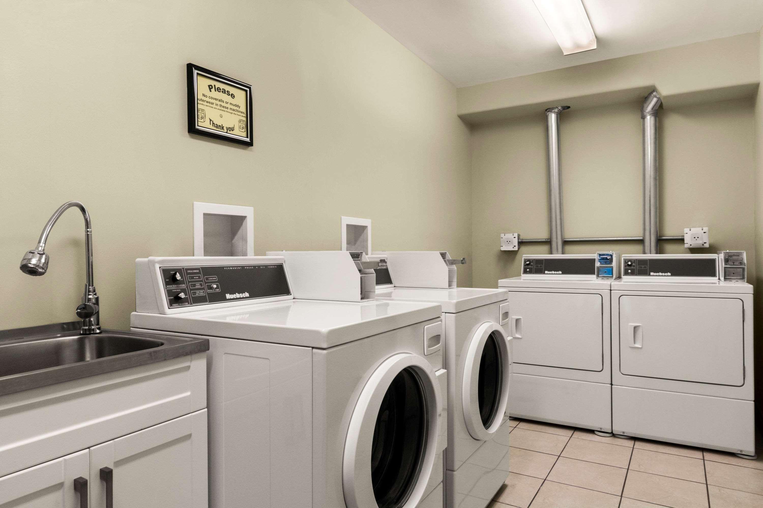 Quality Inn & Suites Whitecourt Extérieur photo