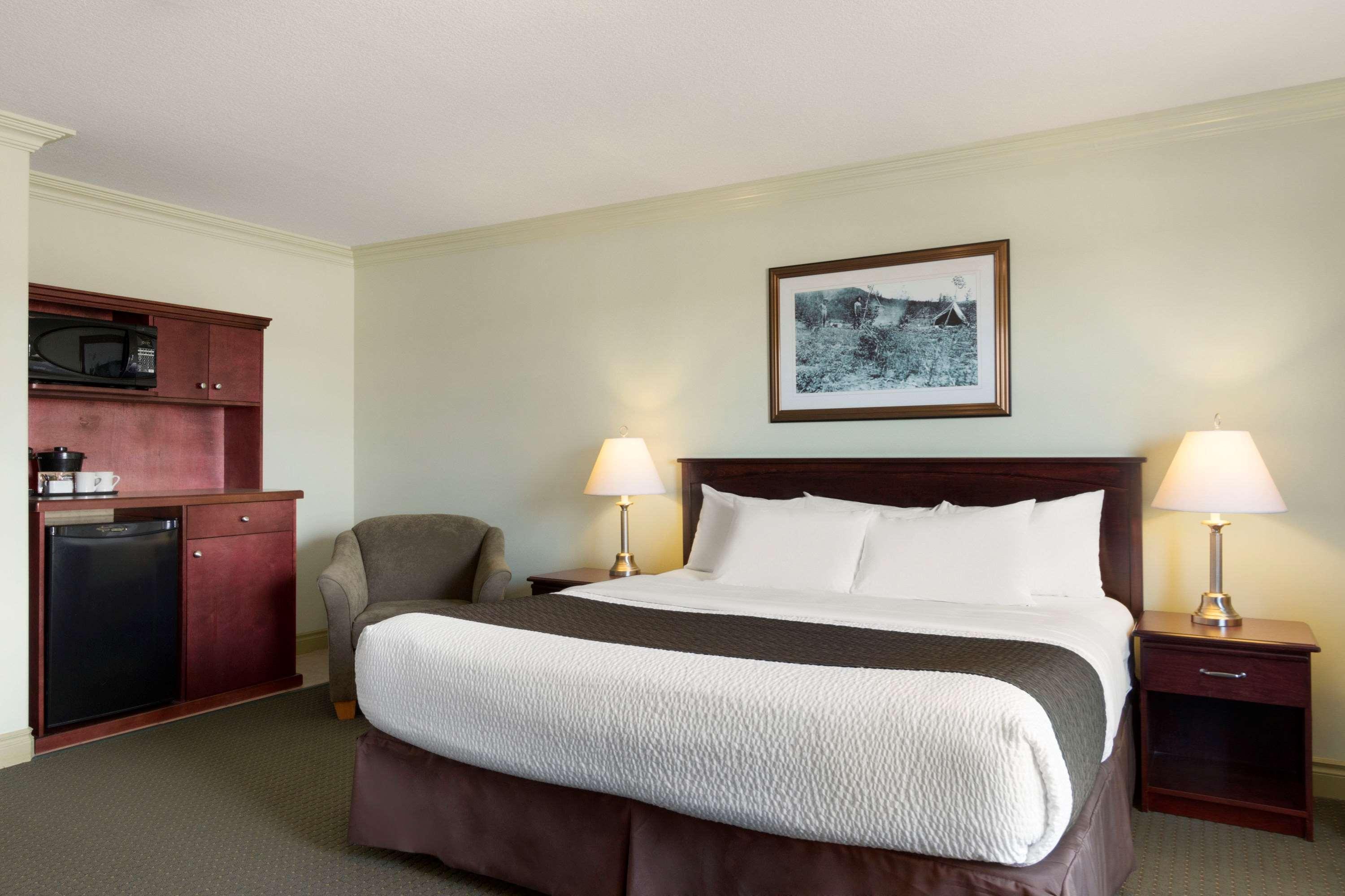 Quality Inn & Suites Whitecourt Extérieur photo