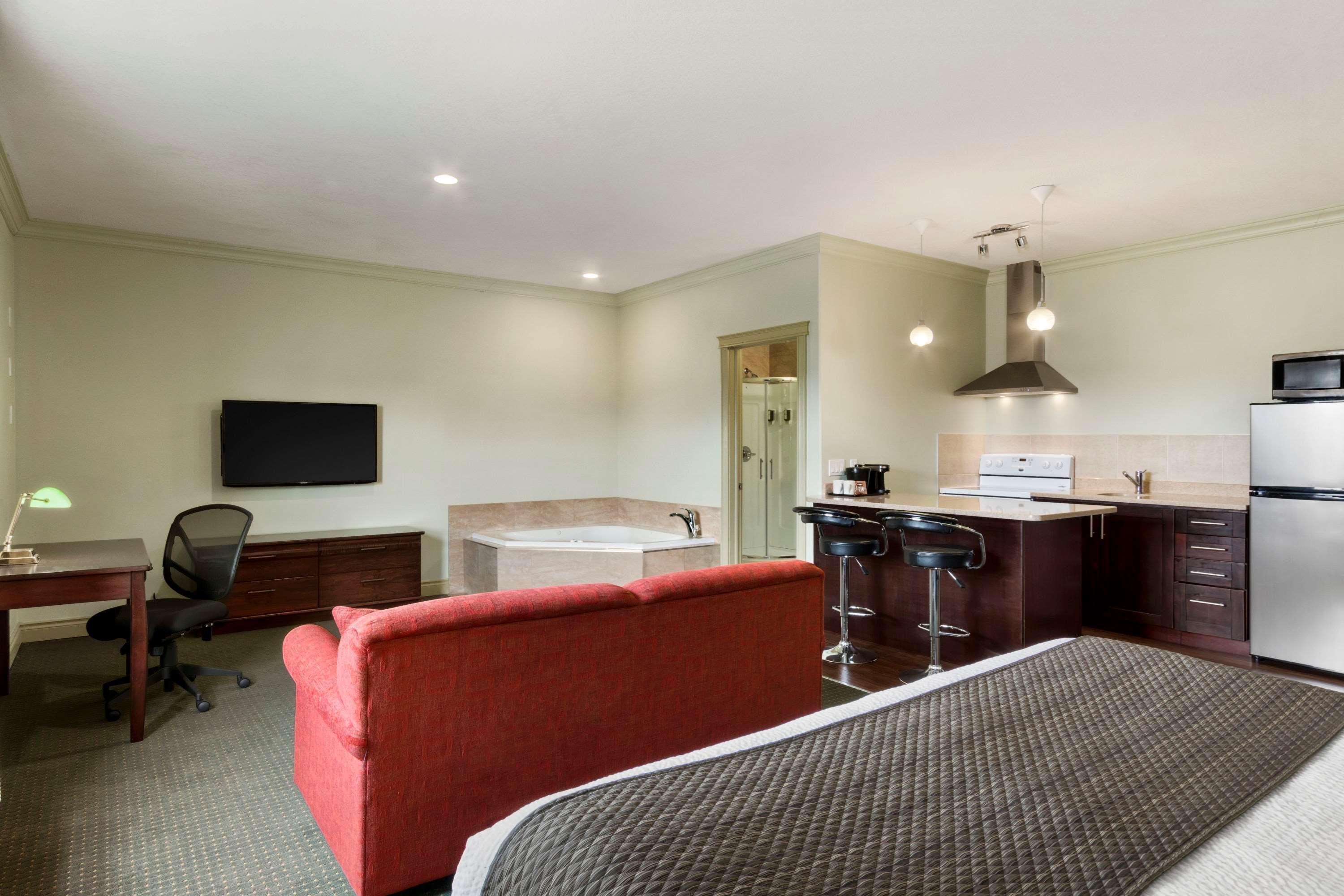 Quality Inn & Suites Whitecourt Extérieur photo