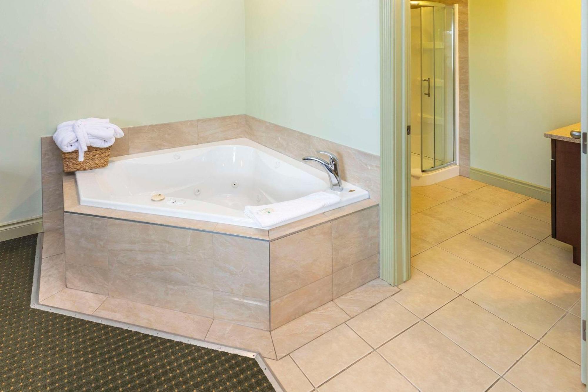 Quality Inn & Suites Whitecourt Extérieur photo