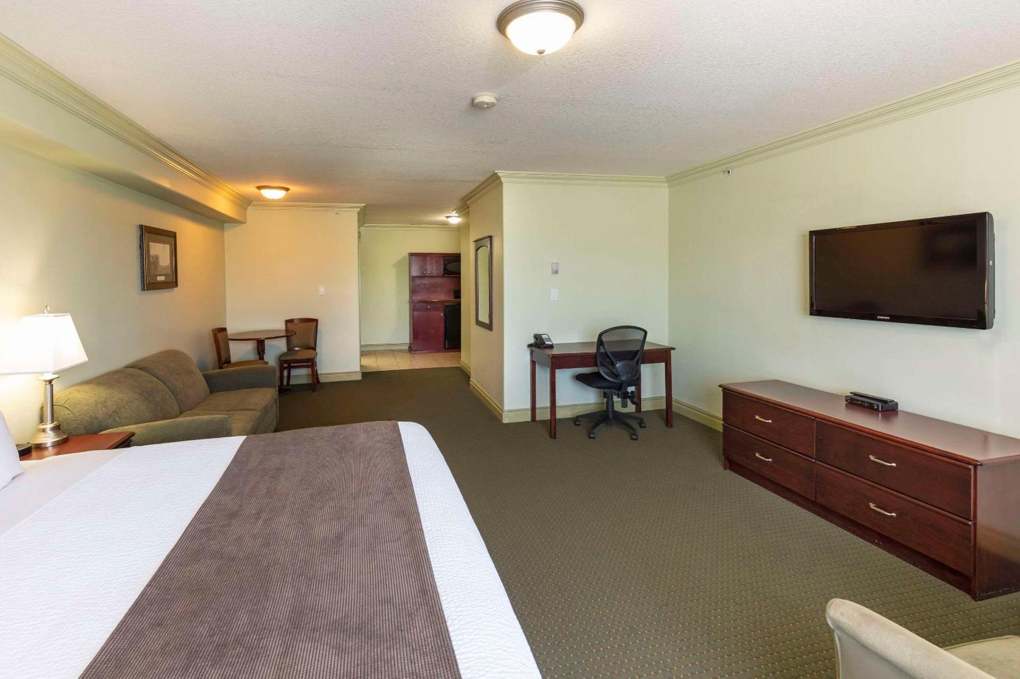 Quality Inn & Suites Whitecourt Extérieur photo