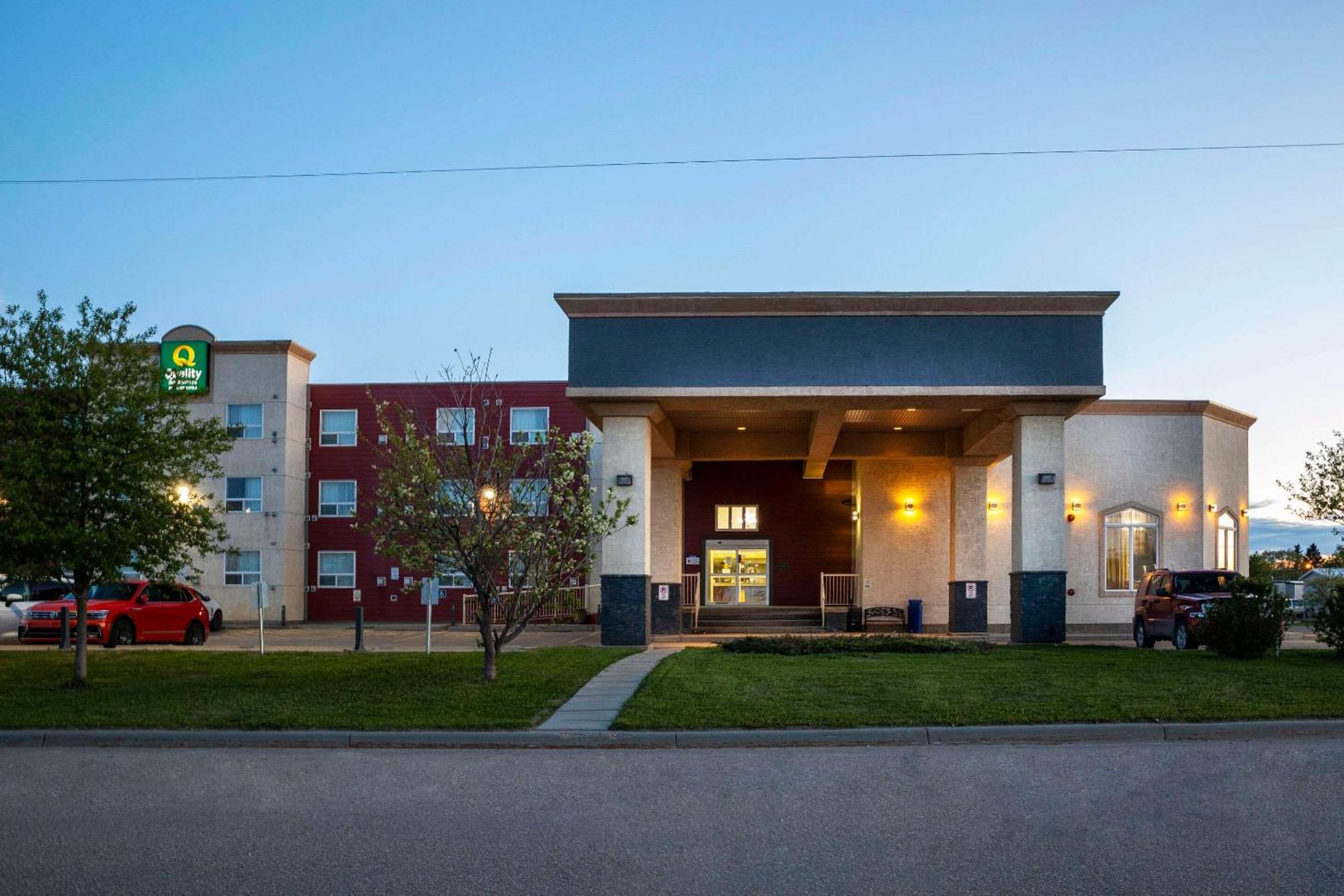 Quality Inn & Suites Whitecourt Extérieur photo